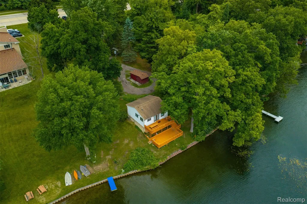 11044 Grand River Avenue Green Oak Township MI 48116