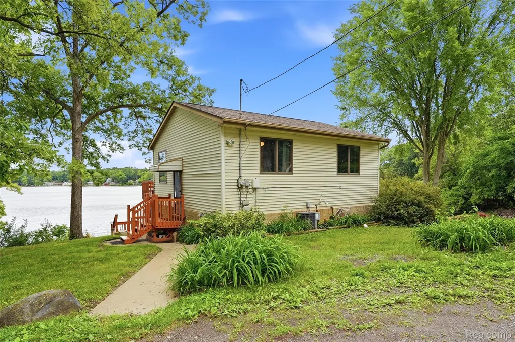 11044 Grand River Avenue Green Oak Township MI 48116