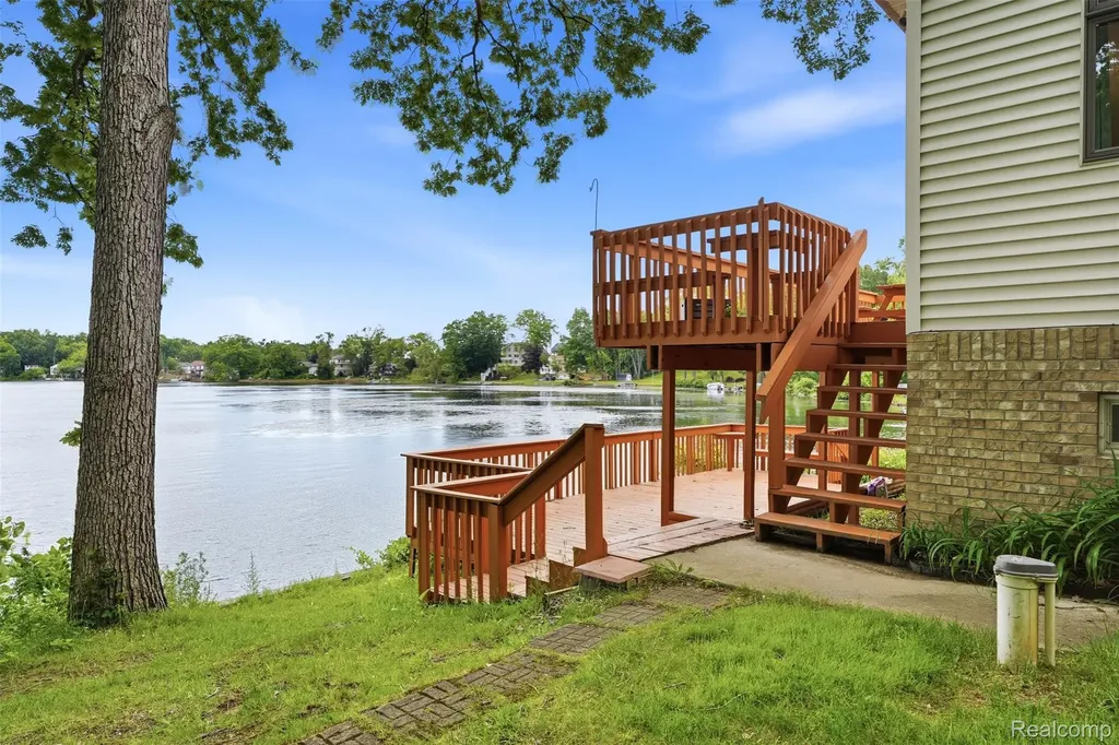 11044 Grand River Avenue Green Oak Township MI 48116