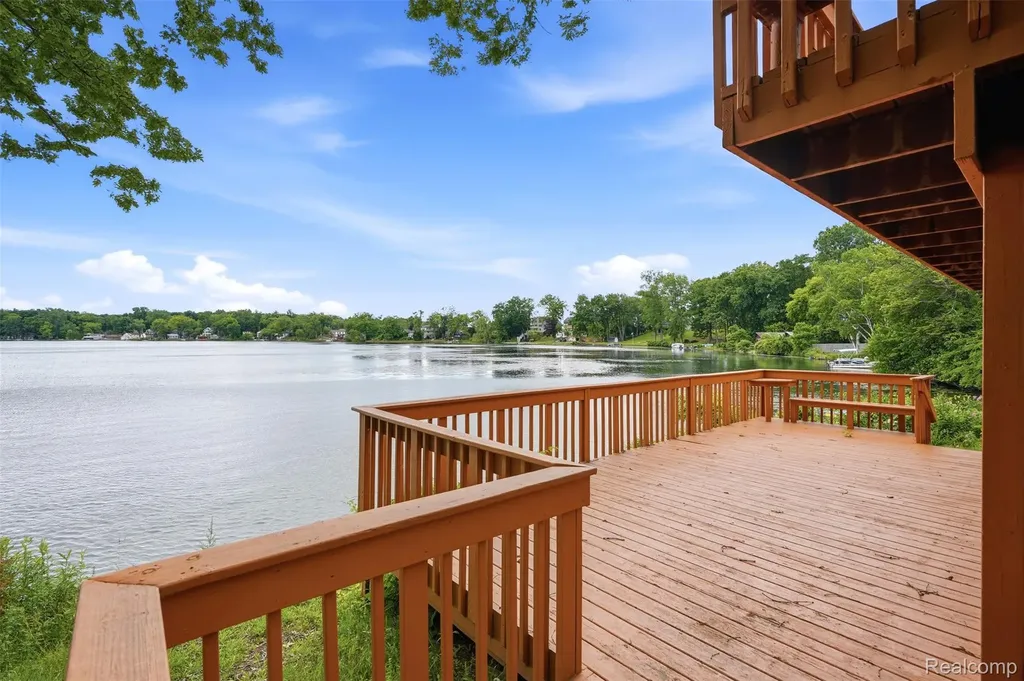 11044 Grand River Avenue Green Oak Township MI 48116
