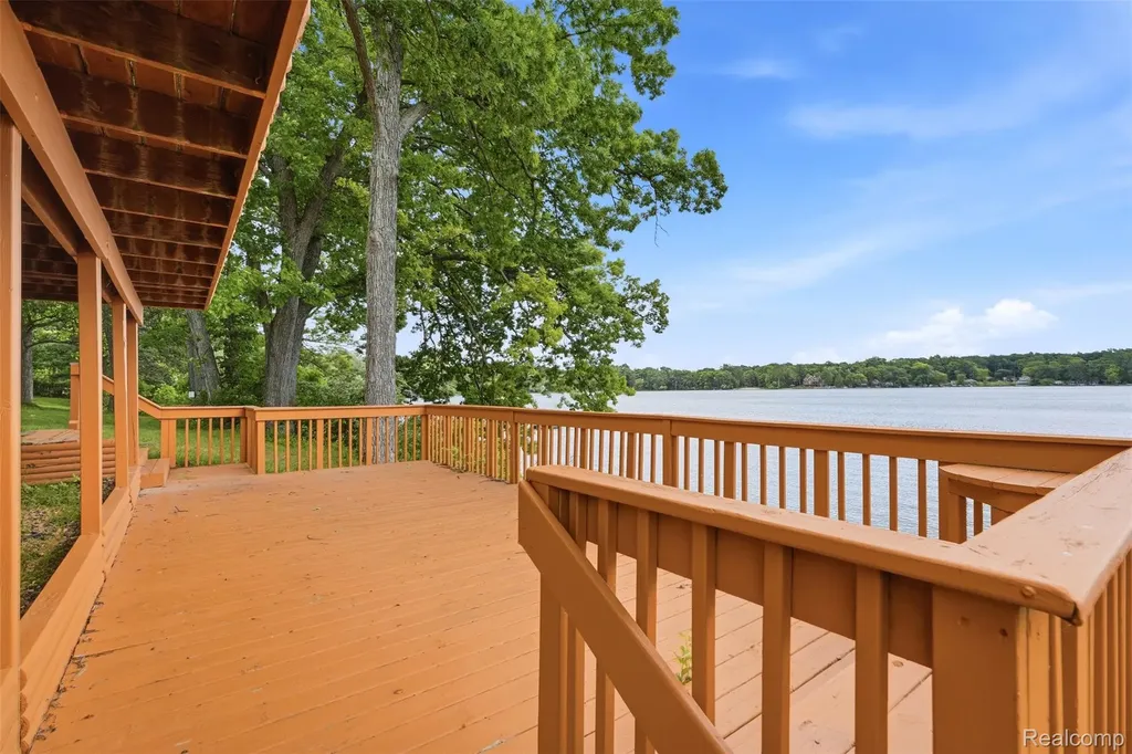 11044 Grand River Avenue Green Oak Township MI 48116