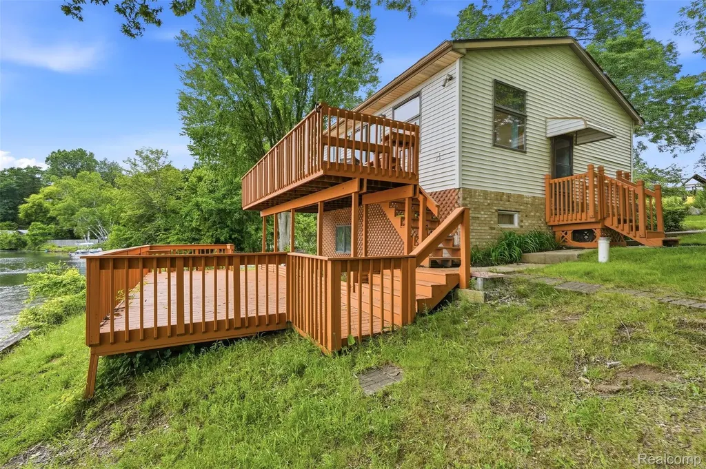 11044 Grand River Avenue Green Oak Township MI 48116