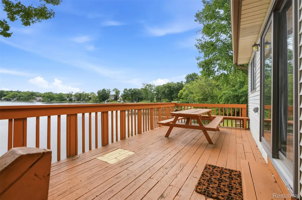 11044 Grand River Avenue Green Oak Township MI 48116
