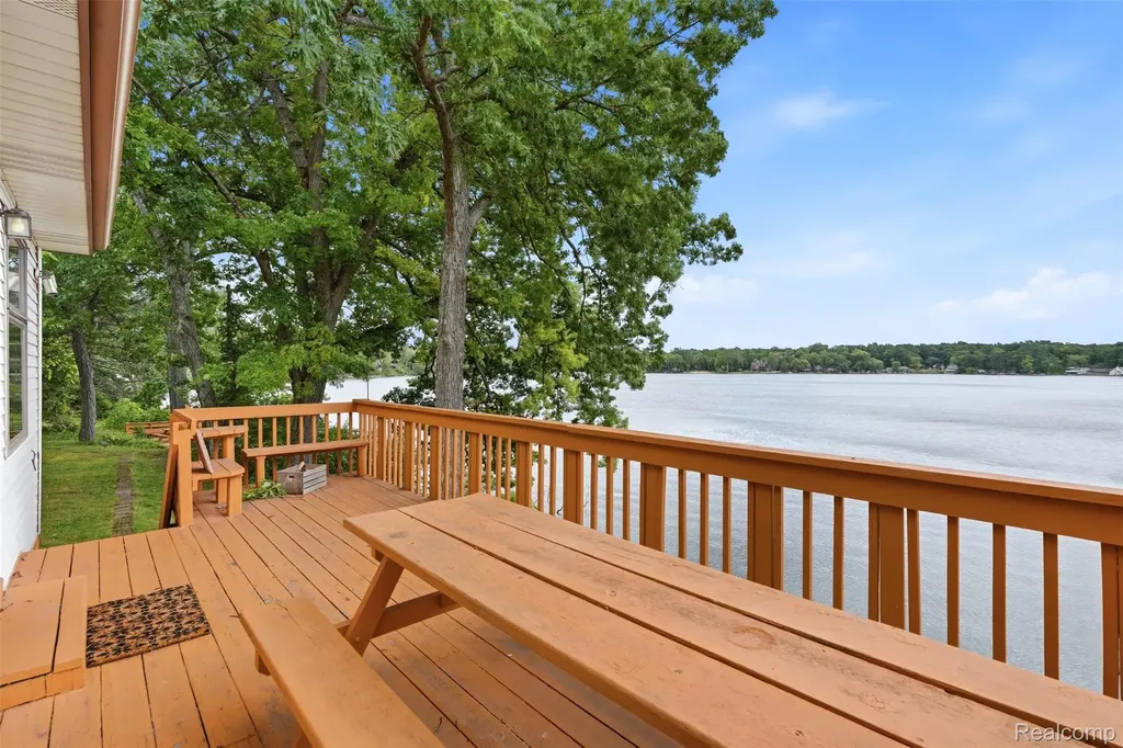 11044 Grand River Avenue Green Oak Township MI 48116