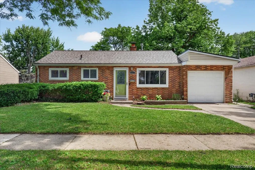22611 Detour Street St. Clair Shores City MI 48082