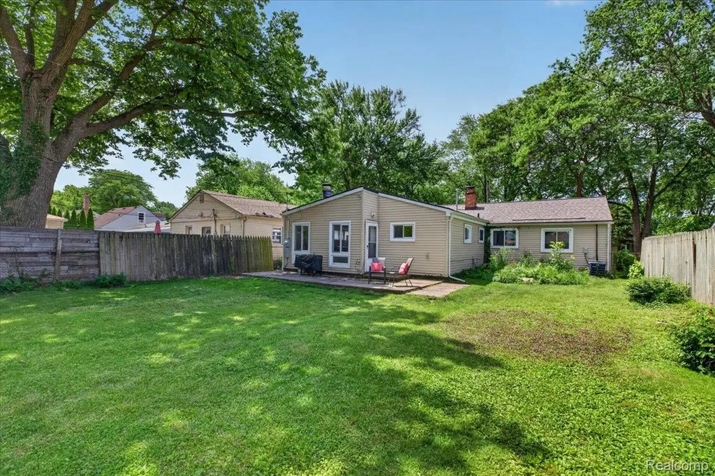 22611 Detour Street St. Clair Shores City MI 48082
