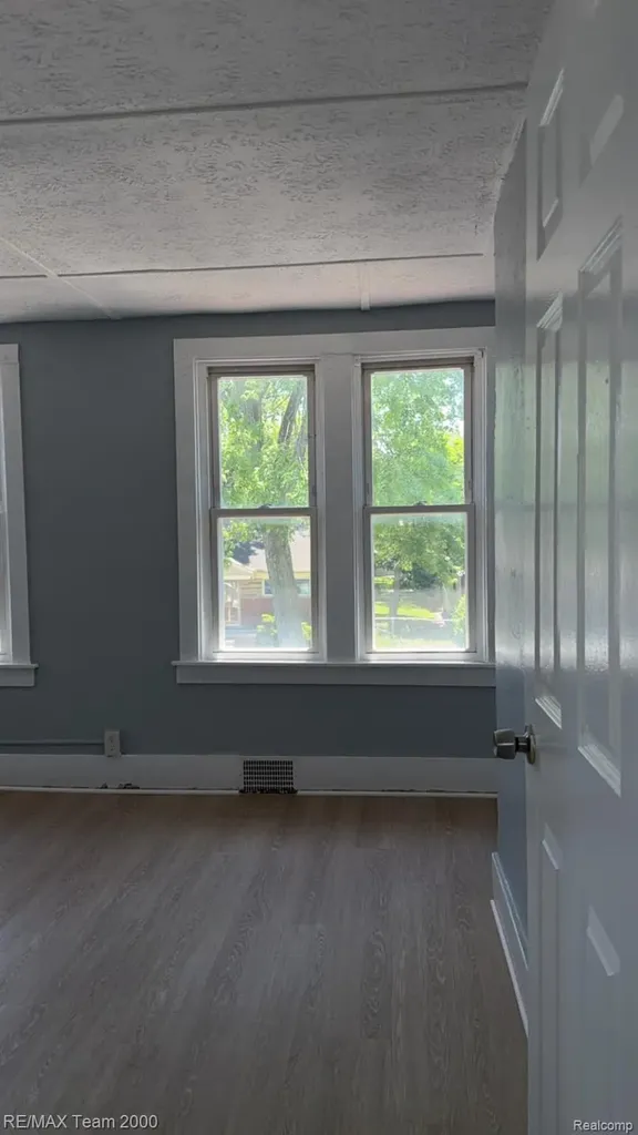 734 Cleophus Parkway Lincoln Park City MI 48146