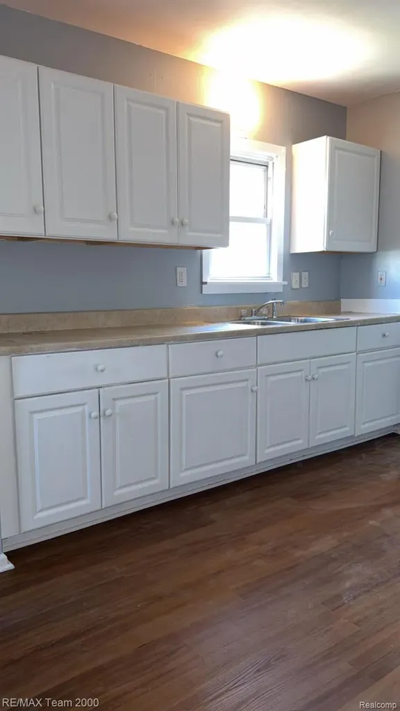 734 Cleophus Parkway Lincoln Park City MI 48146