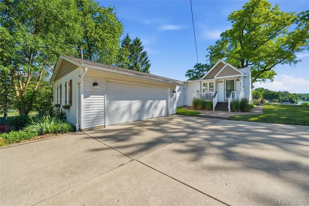 10470 King Road Springfield Charter Township MI 48350