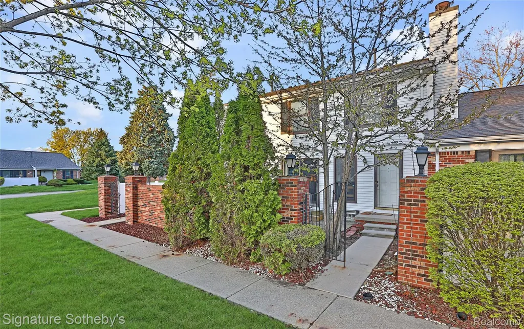 38730 Golfview Drive E Clinton Charter Township MI 48038