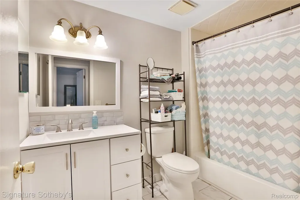 38730 Golfview Drive E Clinton Charter Township MI 48038