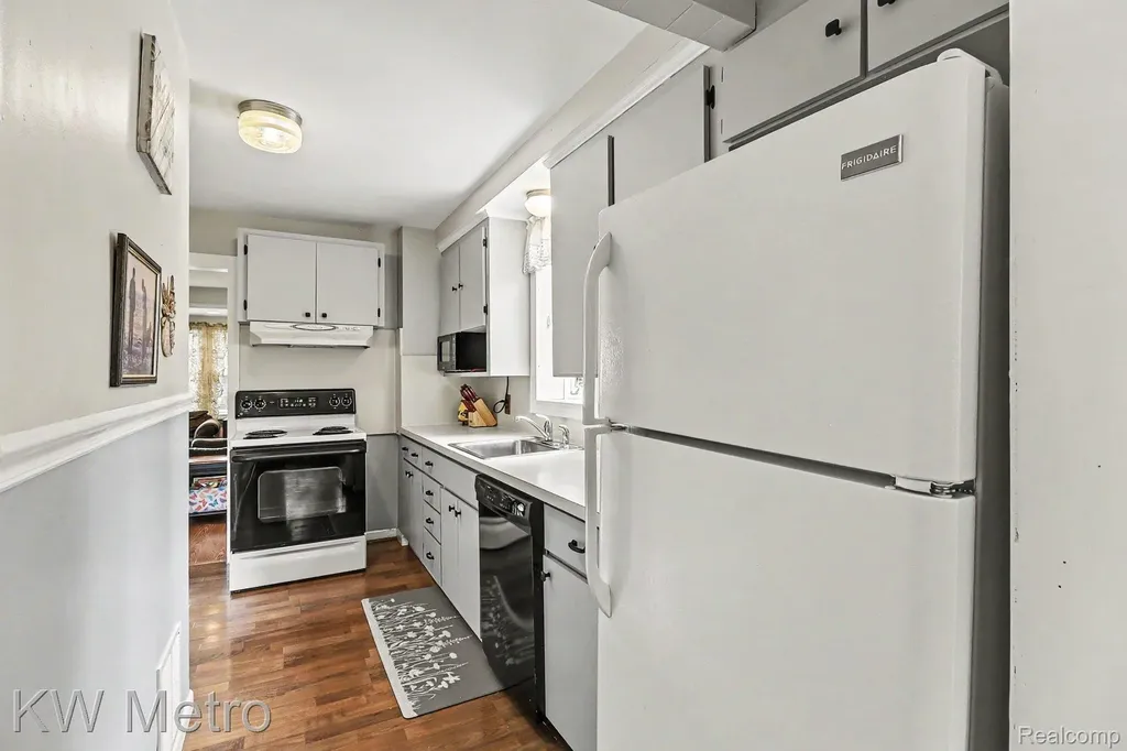 2815 Ellwood Avenue Berkley City MI 48072