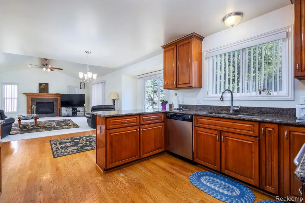 461 Tanner Drive Troy City MI 48085