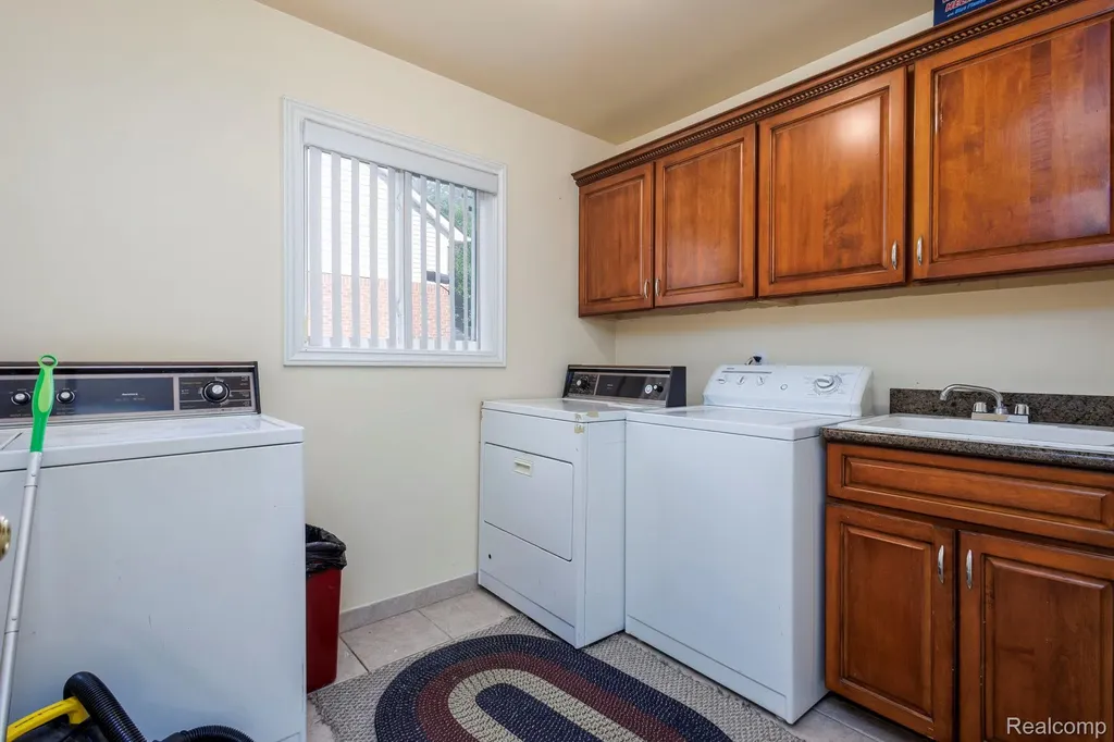 461 Tanner Drive Troy City MI 48085