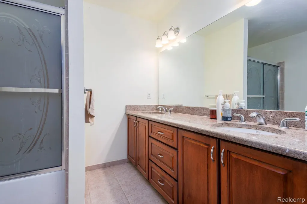 461 Tanner Drive Troy City MI 48085