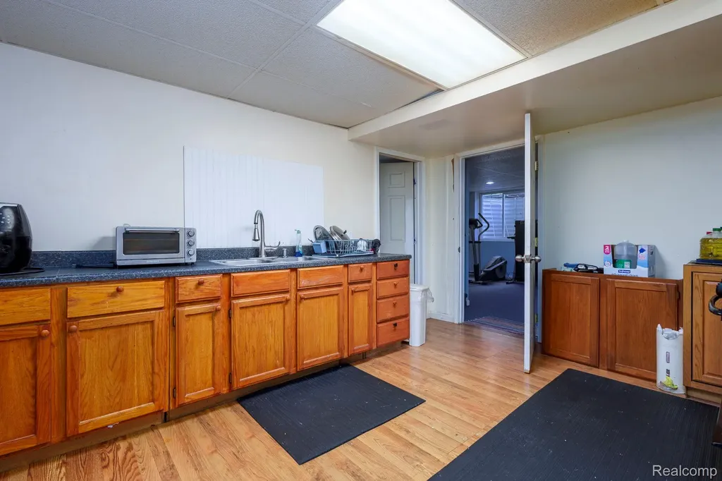 461 Tanner Drive Troy City MI 48085