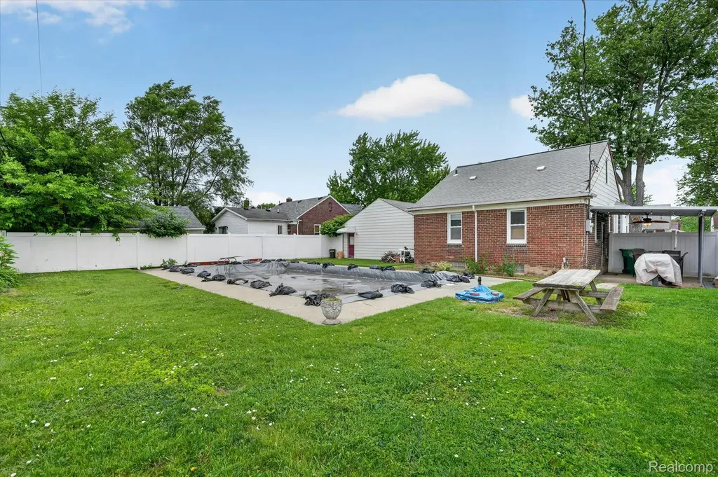 13121 Backus Street Southgate City MI 48195