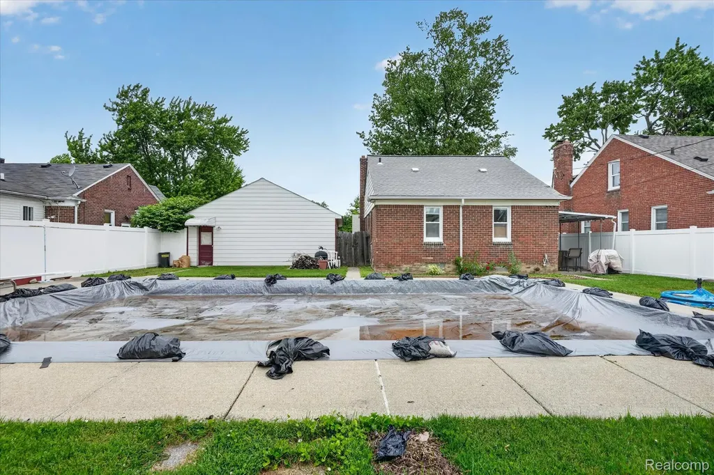 13121 Backus Street Southgate City MI 48195