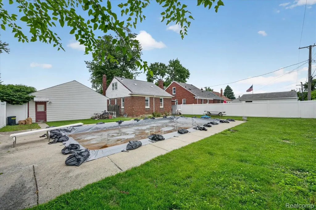 13121 Backus Street Southgate City MI 48195