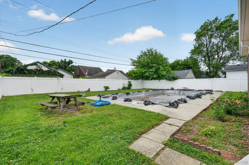 13121 Backus Street Southgate City MI 48195