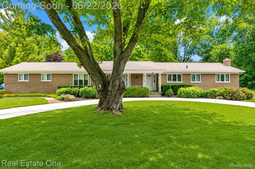 28383 W Greenmeadow Circle Farmington Hills City MI 48334