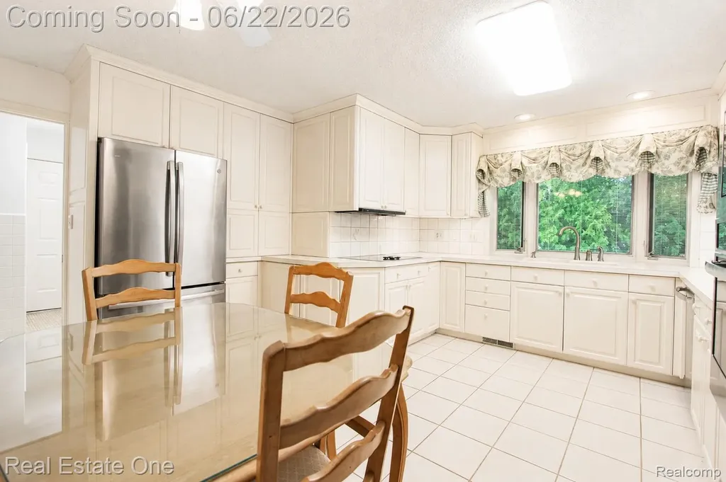 28383 W Greenmeadow Circle Farmington Hills City MI 48334