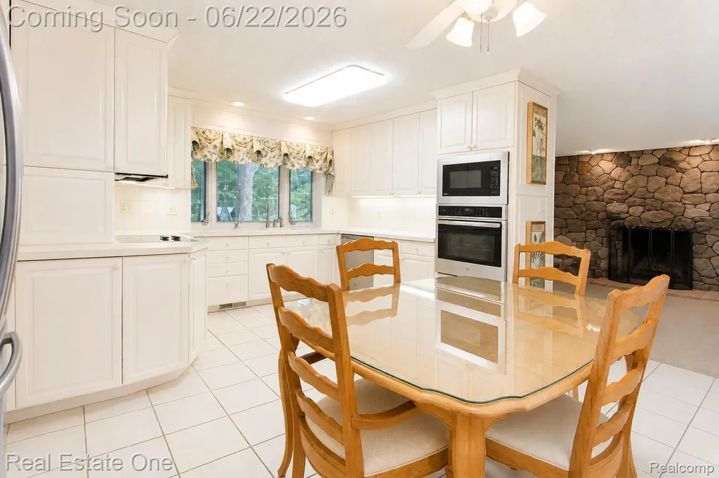 28383 W Greenmeadow Circle Farmington Hills City MI 48334