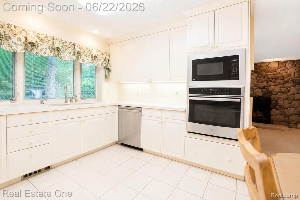 28383 W Greenmeadow Circle Farmington Hills City MI 48334