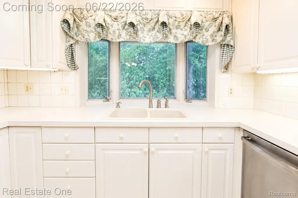 28383 W Greenmeadow Circle Farmington Hills City MI 48334