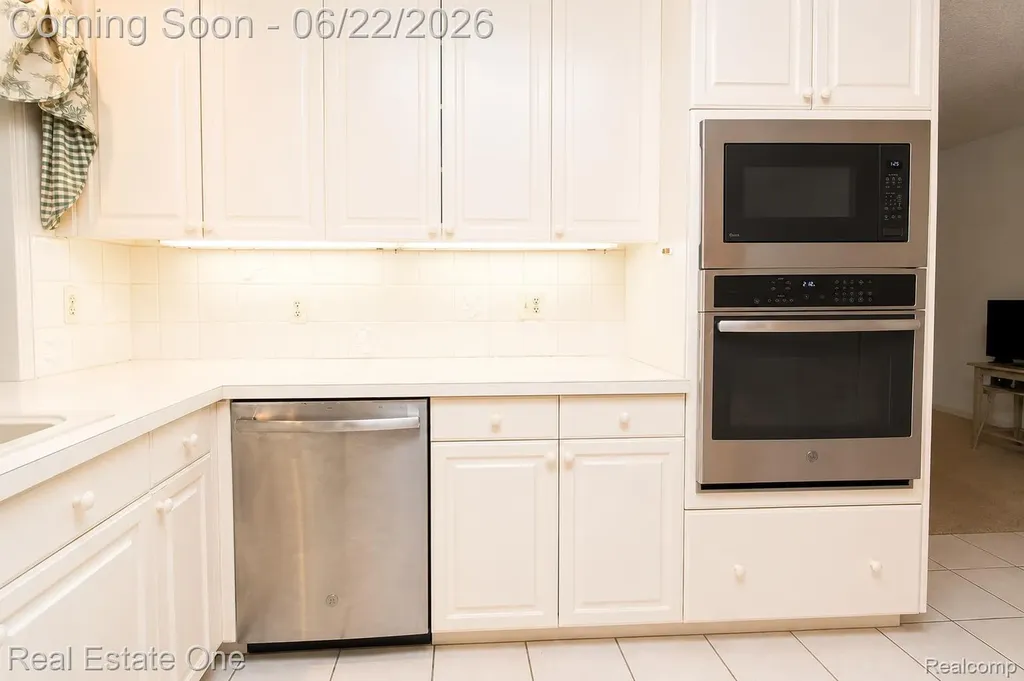 28383 W Greenmeadow Circle Farmington Hills City MI 48334