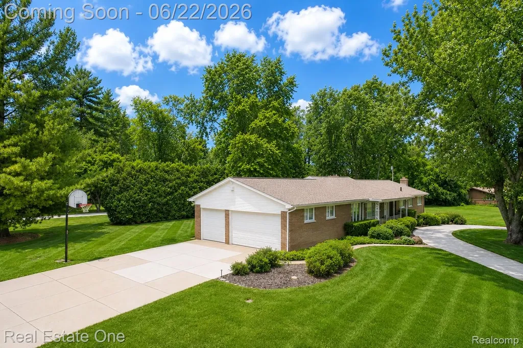 28383 W Greenmeadow Circle Farmington Hills City MI 48334