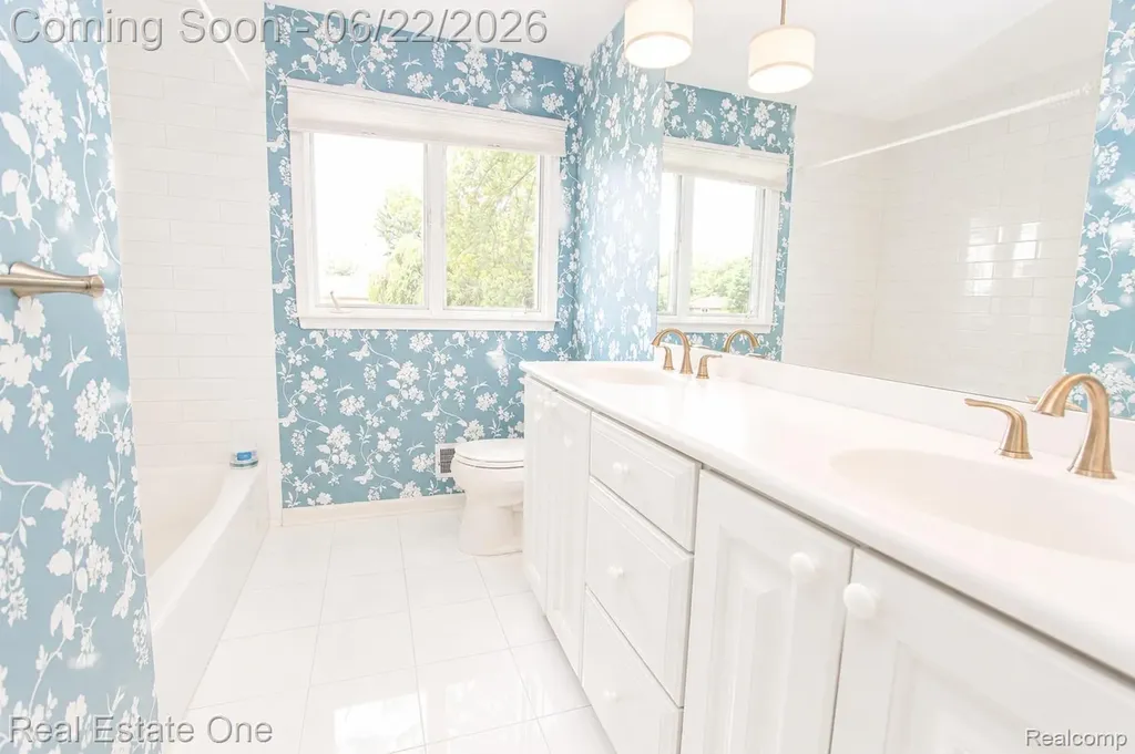 28383 W Greenmeadow Circle Farmington Hills City MI 48334