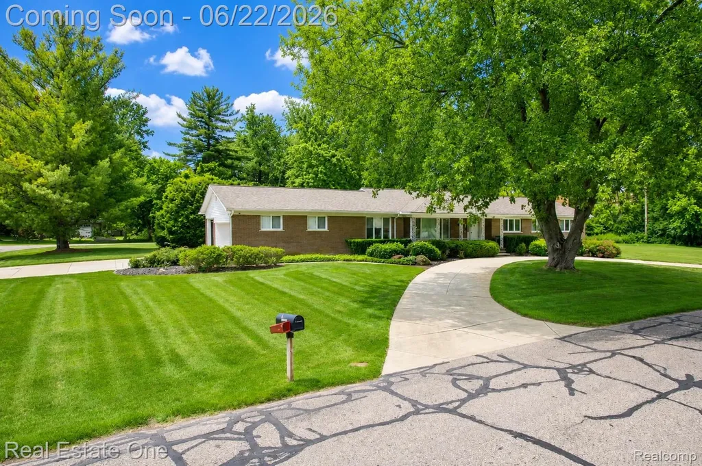 28383 W Greenmeadow Circle Farmington Hills City MI 48334