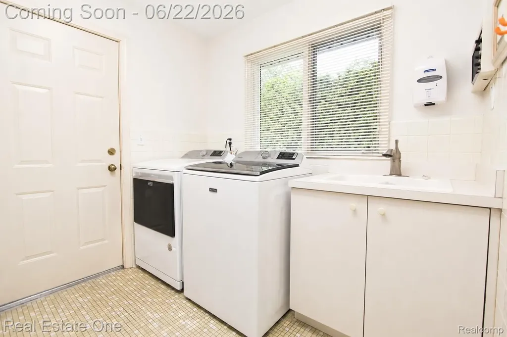 28383 W Greenmeadow Circle Farmington Hills City MI 48334