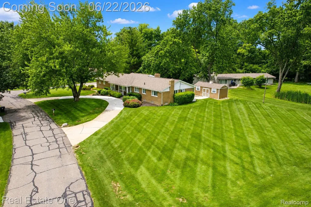 28383 W Greenmeadow Circle Farmington Hills City MI 48334