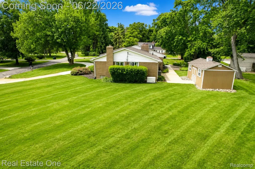 28383 W Greenmeadow Circle Farmington Hills City MI 48334