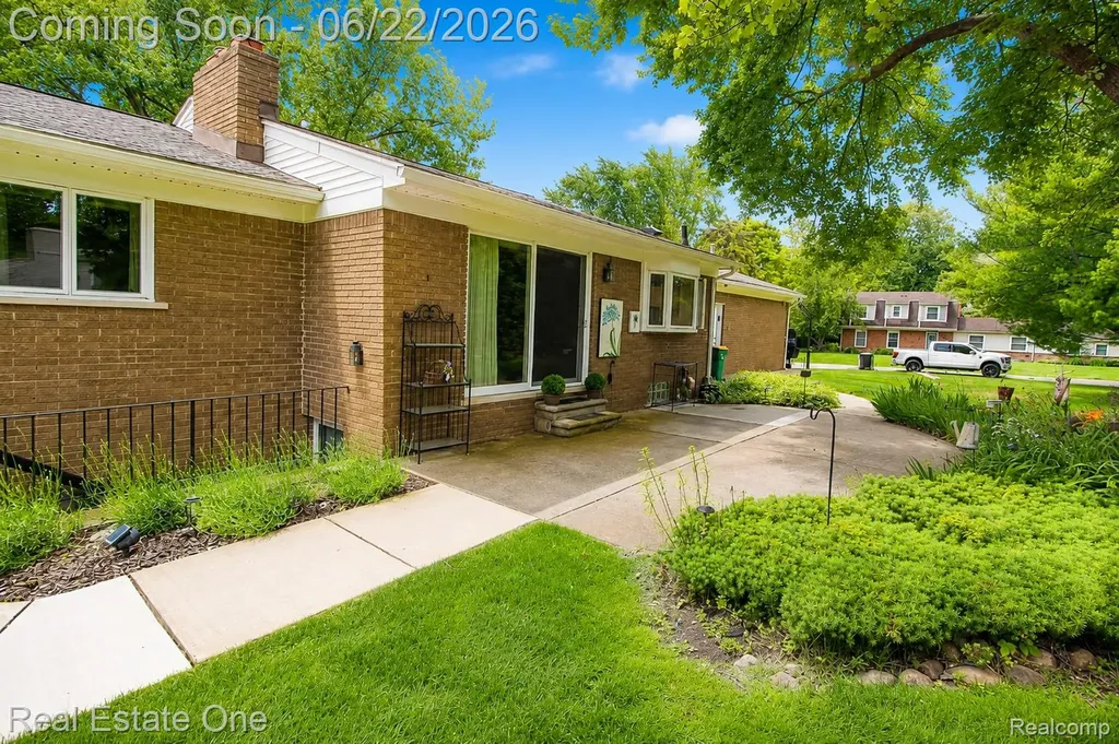 28383 W Greenmeadow Circle Farmington Hills City MI 48334