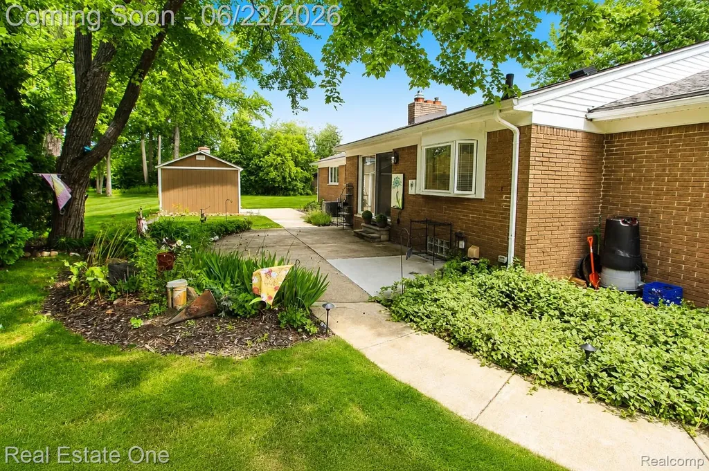 28383 W Greenmeadow Circle Farmington Hills City MI 48334