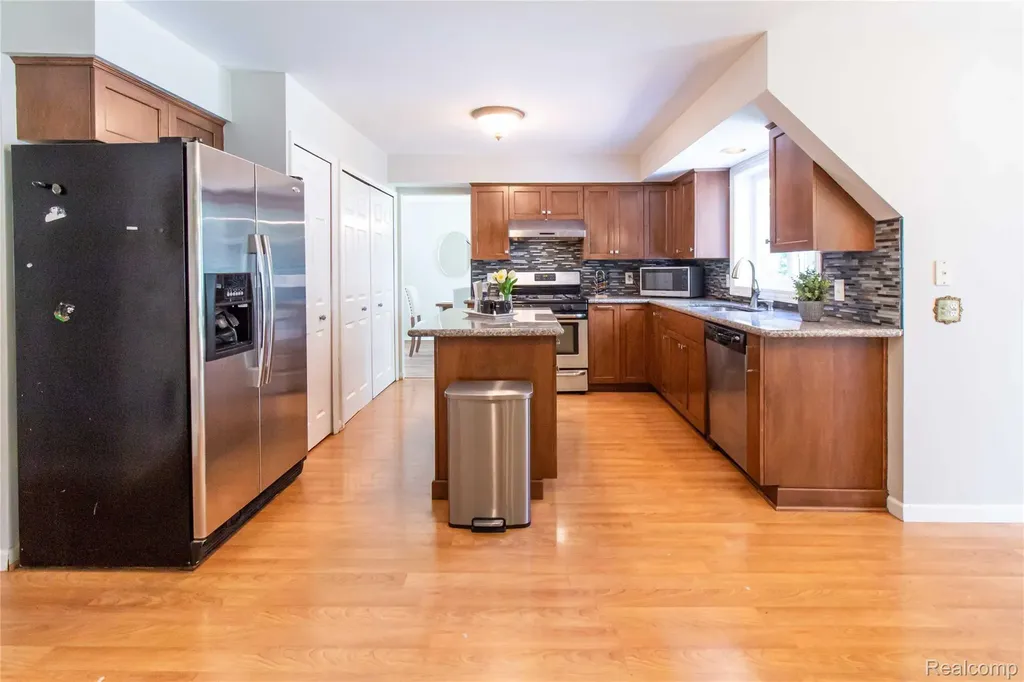 1880 Poppleton Drive West Bloomfield Charter Township MI 48324