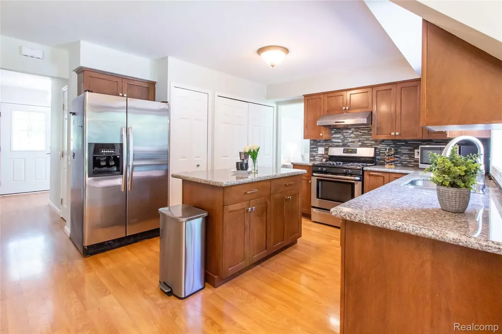 1880 Poppleton Drive West Bloomfield Charter Township MI 48324