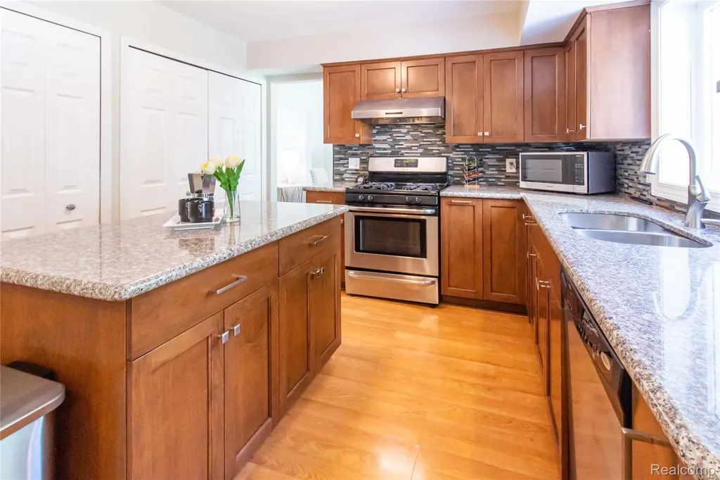 1880 Poppleton Drive West Bloomfield Charter Township MI 48324
