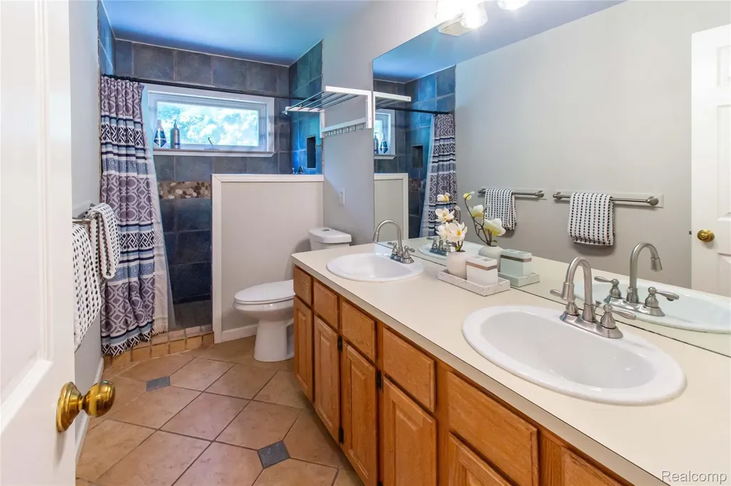 1880 Poppleton Drive West Bloomfield Charter Township MI 48324