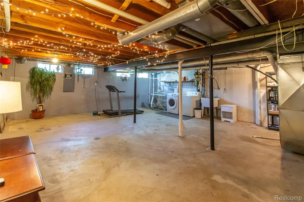 1880 Poppleton Drive West Bloomfield Charter Township MI 48324