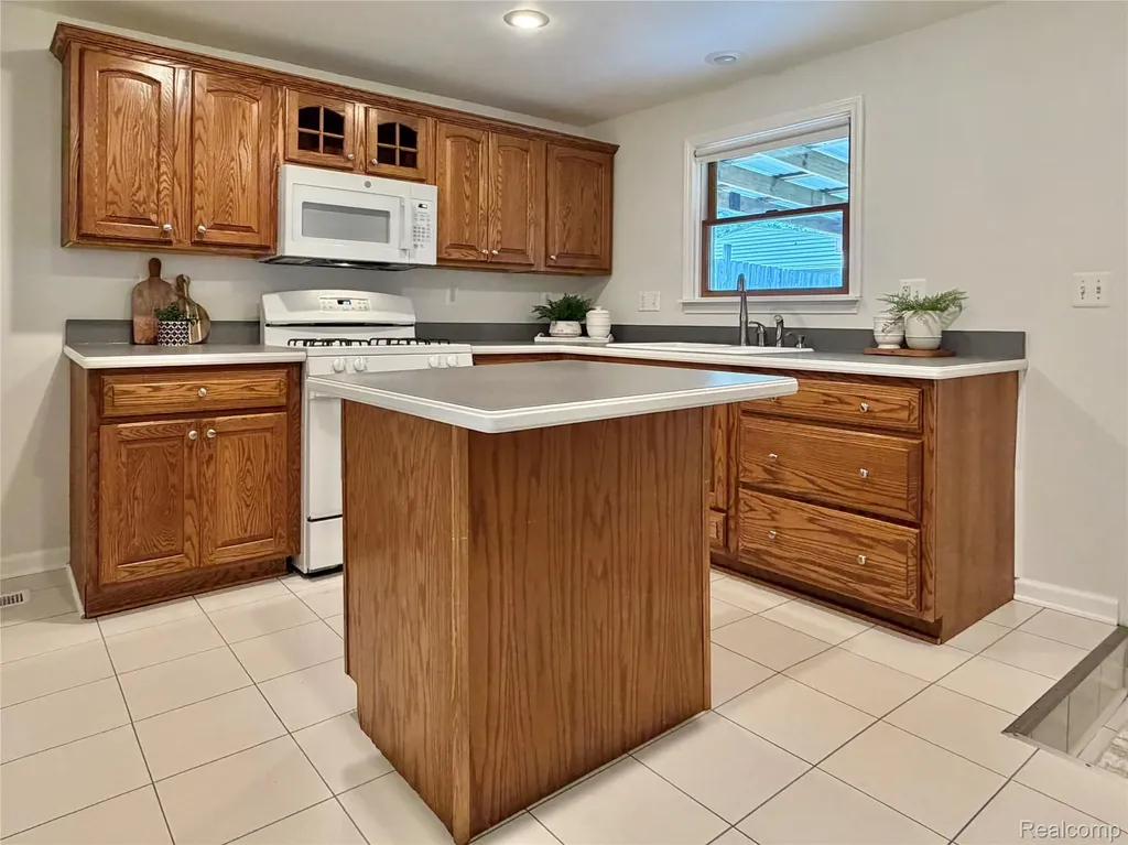 610 Quarter Street Rochester City MI 48307