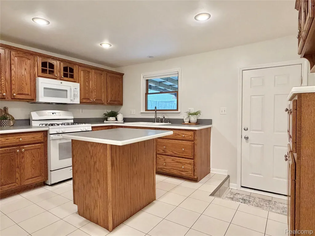 610 Quarter Street Rochester City MI 48307