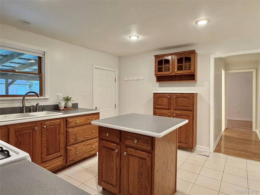 610 Quarter Street Rochester City MI 48307