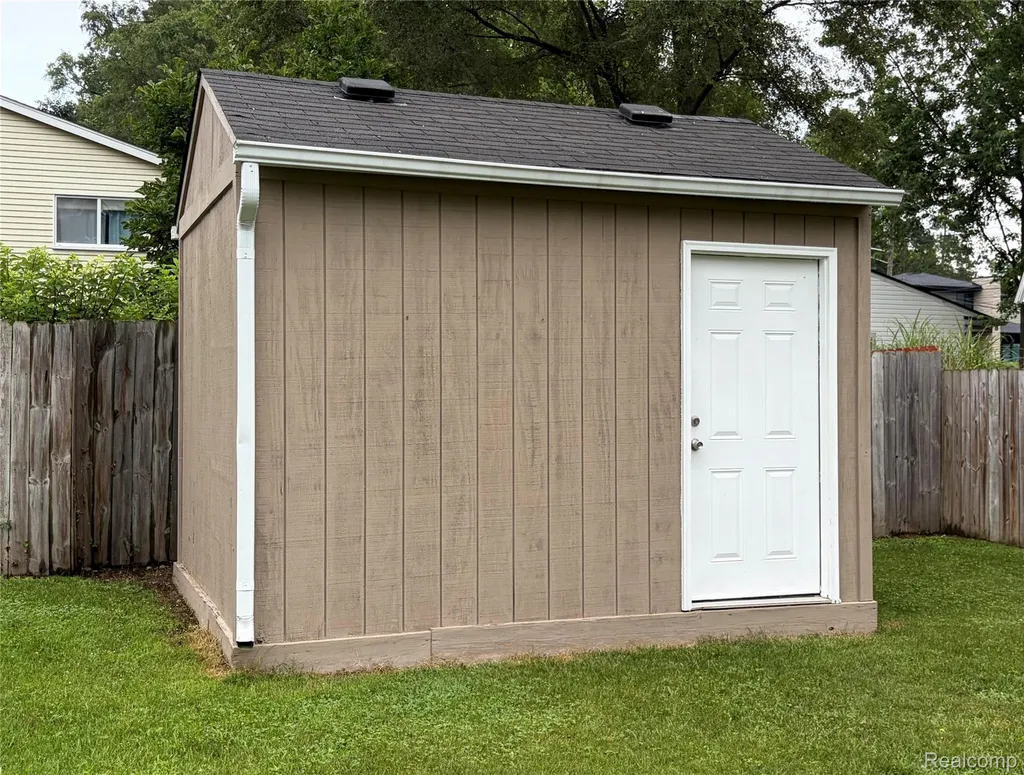 610 Quarter Street Rochester City MI 48307