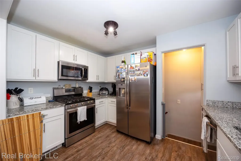 29454 Barton Street Garden City City MI 48135