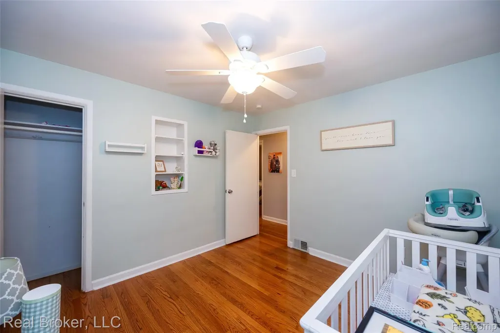 29454 Barton Street Garden City City MI 48135