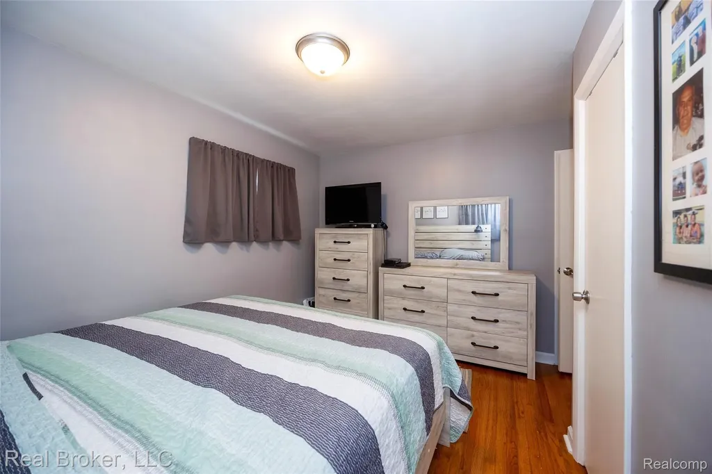 29454 Barton Street Garden City City MI 48135